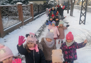 Dzieci na zimowym spacerze.